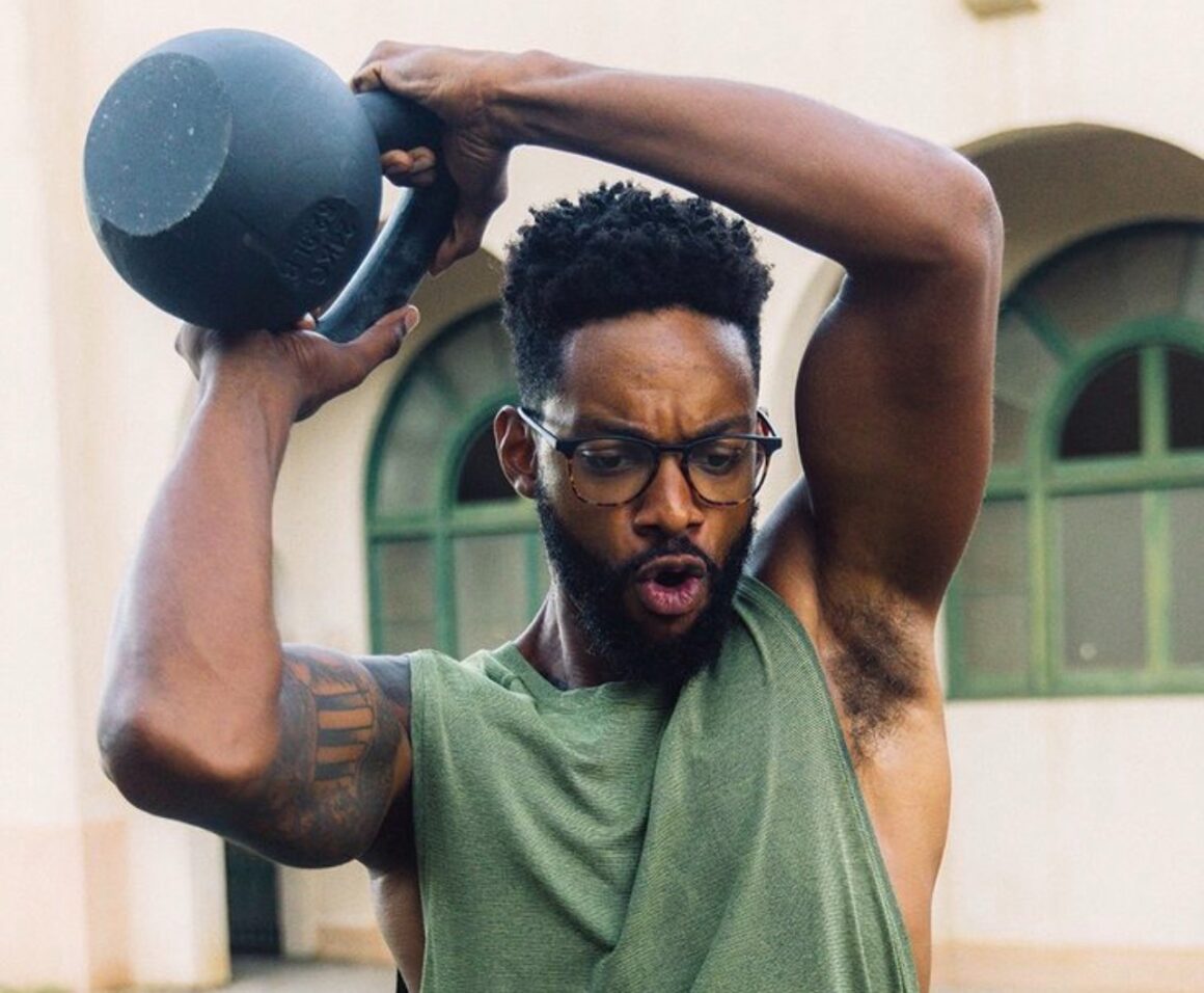 How Does Properly Fitted Eyewear Reduce Glare and Distraction?